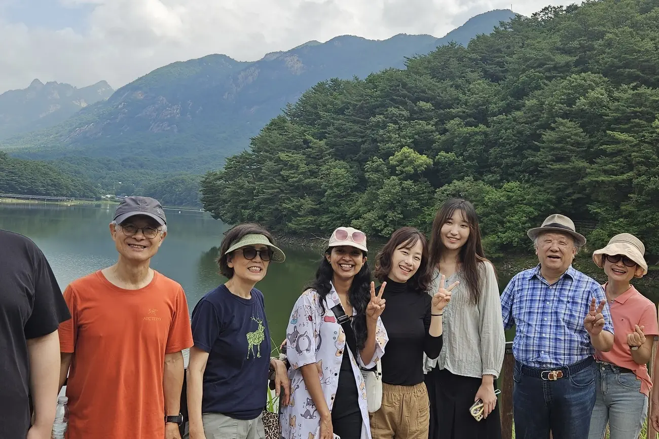 Retreat by the lake and mountains